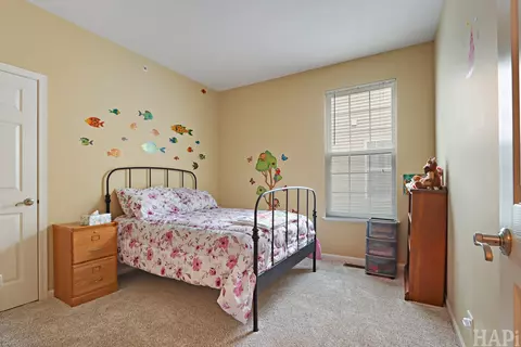 Bedroom - 5952 Leeds Rd, Hoffman Estates, IL 60192 photo 1 of 3
