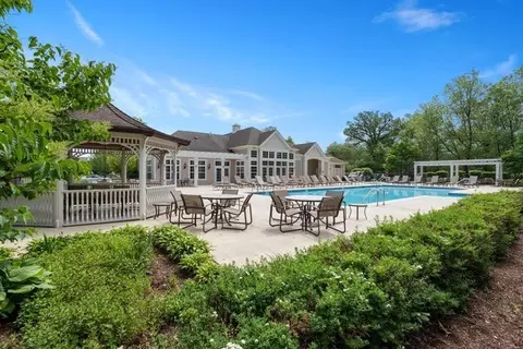 Exterior - 5952 Leeds Rd, Hoffman Estates, IL 60192 photo 5 of 6
