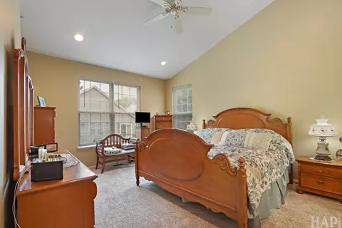 Bedroom - 5952 Leeds Rd, Hoffman Estates, IL 60192 photo 2 of 3