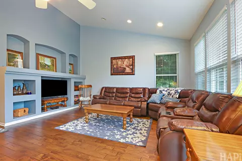Living - 5952 Leeds Rd, Hoffman Estates, IL 60192 photo 3 of 3