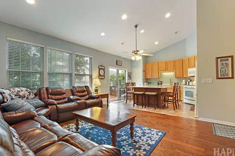 Living - 5952 Leeds Rd, Hoffman Estates, IL 60192 photo 2 of 3