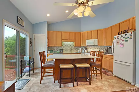 Kitchen - 5952 Leeds Rd, Hoffman Estates, IL 60192 photo 1 of 2