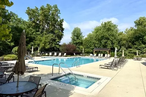 Exterior - 5952 Leeds Rd, Hoffman Estates, IL 60192 photo 6 of 6