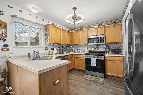 Kitchen - 1801 Caton Ridge Dr, Plainfield, IL 60586 photo 2 of 3
