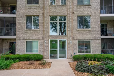 6810 Ridge Point Dr #1A, Oak Forest, IL 60452