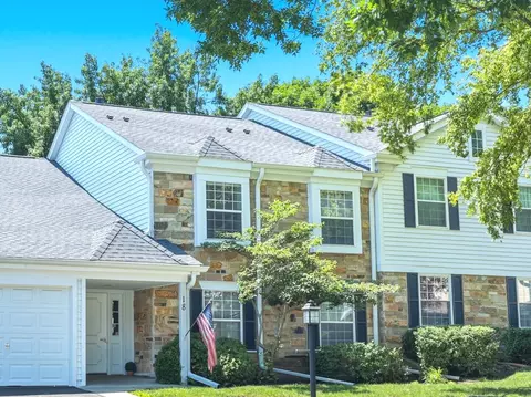 18 Waterbury Ln #L2, Schaumburg, IL 60193