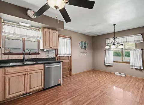 14107 S Mackinaw Ave S, Burnham, IL 60633 photo 5