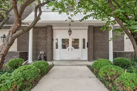 150 S Oak Park Ave #201, Oak Park, IL 60302