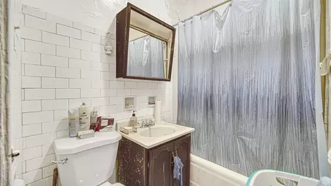 Bath - 1634 W 68th St, Chicago, IL 60636 photo 3 of 5