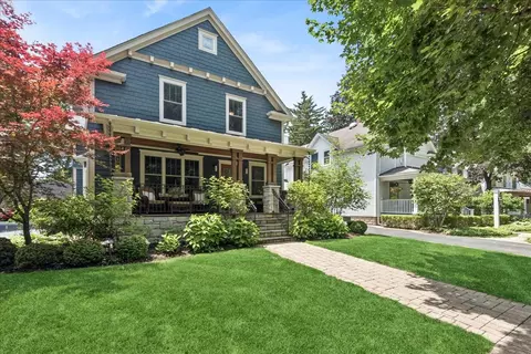 307 Elm Ct, Libertyville, IL 60048