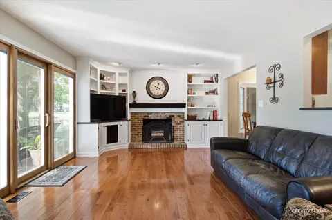 Living - 1493 Sandyhook St, Wheaton, IL 60189 photo 2 of 3