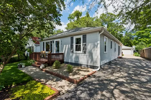 812 Lake Shore Dr, Wauconda, IL 60084