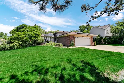 3252 87th St, Darien, IL 60561