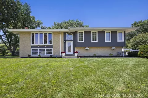 560 Lincoln St, Roselle, IL 60172