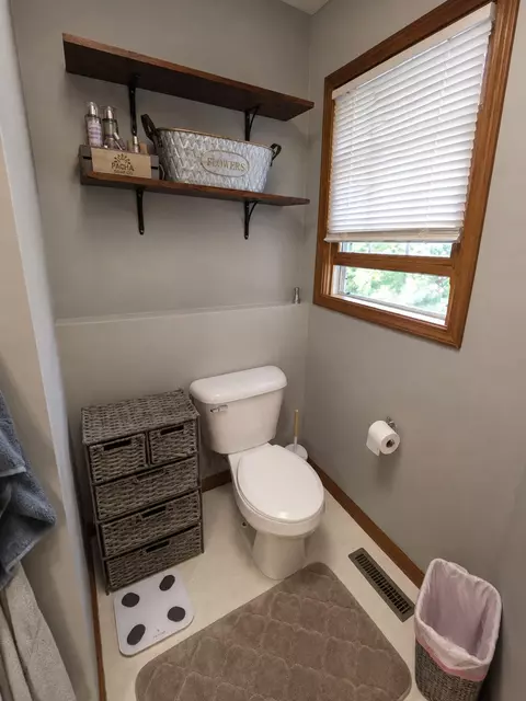 Bath - 1307 Beacon Hill Ct, Normal, IL 61761 photo 4 of 4