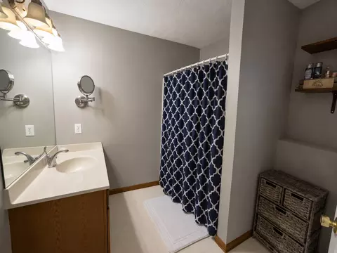 Bath - 1307 Beacon Hill Ct, Normal, IL 61761 photo 3 of 4