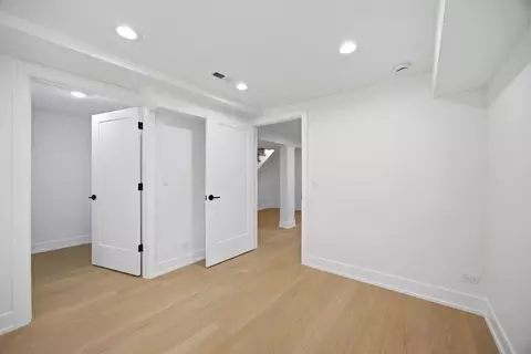 3608 W Wolfram St, Chicago, IL 60618 photo 27