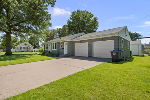 925 42nd St, Moline, IL 61265 photo 2