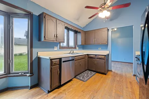 Kitchen - 983 Valleyview Dr, Bartlett, IL 60103 photo 2 of 4