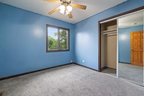 Bedroom - 983 Valleyview Dr, Bartlett, IL 60103 photo 4 of 5