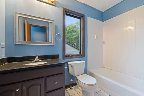 Bath - 983 Valleyview Dr, Bartlett, IL 60103 photo 3 of 3