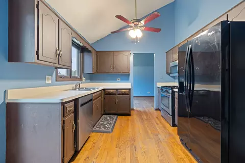 Kitchen - 983 Valleyview Dr, Bartlett, IL 60103 photo 3 of 4