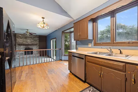 Kitchen - 983 Valleyview Dr, Bartlett, IL 60103 photo 4 of 4