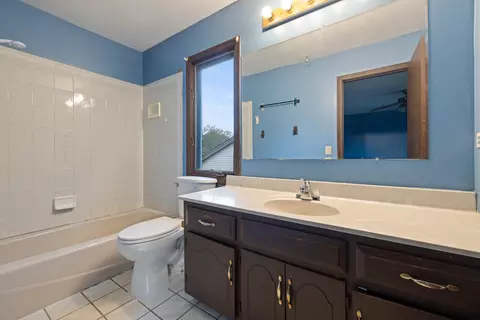 Bath - 983 Valleyview Dr, Bartlett, IL 60103 photo 2 of 3
