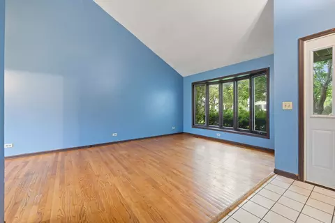 Living - 983 Valleyview Dr, Bartlett, IL 60103 photo 3 of 7