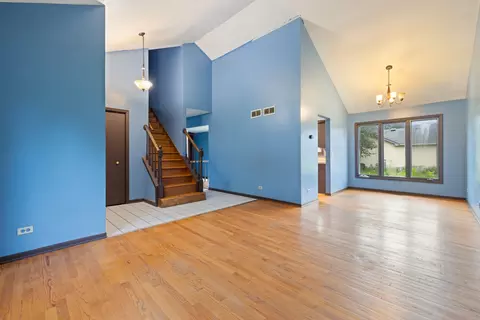Living - 983 Valleyview Dr, Bartlett, IL 60103 photo 1 of 7