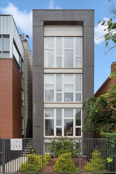 2446 W Augusta Blvd #3, Chicago, IL 60622