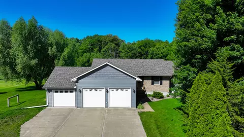 681 W Deer Creek Rd, Clinton, IA 52732