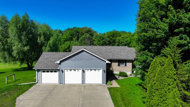 681 W Deer Creek Rd, Clinton, IA 52732