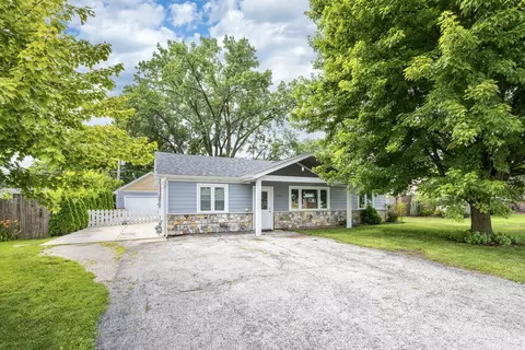7823 W 98th Pl, Hickory Hills, IL 60457