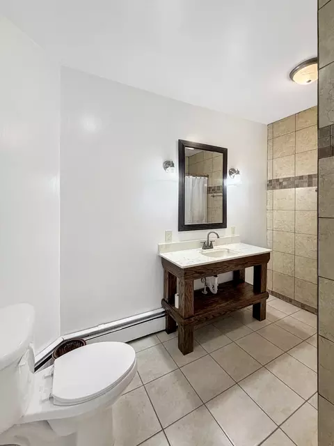 Bath - 625 W Ringold St, Freeport, IL 61032 photo 2 of 3
