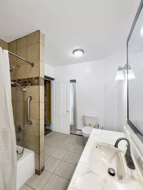 Bath - 625 W Ringold St, Freeport, IL 61032 photo 3 of 3