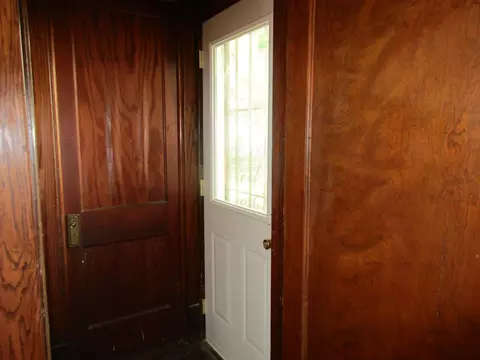 Entry Way - 369 S Chicago Ave, Kankakee, IL 60901 photo 2 of 3