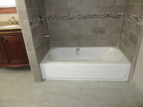 Bath - 369 S Chicago Ave, Kankakee, IL 60901 photo 4 of 4