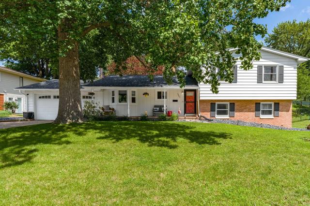 2327 Salem Ct, Bettendorf, IA 52722