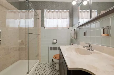 Bath - 4301 N Mcvicker Ave, Chicago, IL 60634 photo 1 of 2