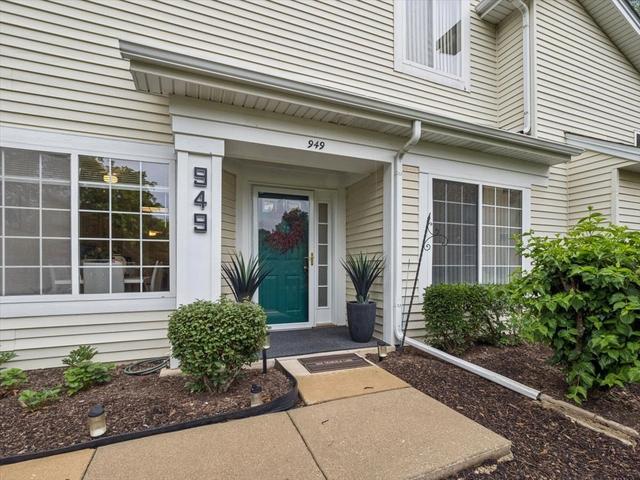 949 Charlela Ln, Elk Grove Village, IL 60007