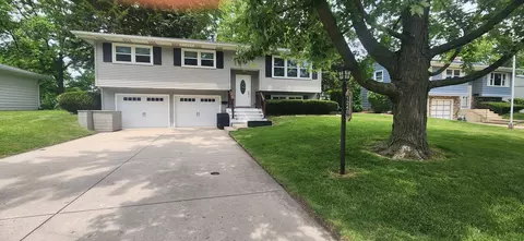 1240 Constellation Dr, Aurora, IL 60505 photo 2