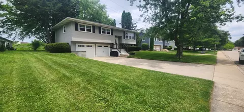 1240 Constellation Dr, Aurora, IL 60505 photo 3
