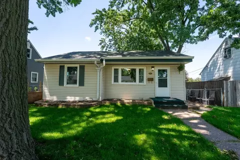 1614 W Hayes St, Davenport, IA 52804