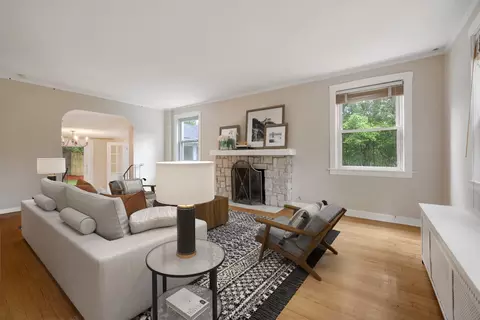Living - 1314 Glenview Rd, Glenview, IL 60025 photo 2 of 4