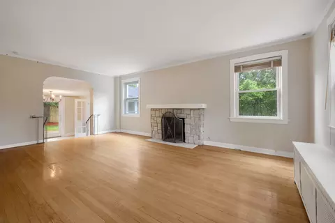 Living - 1314 Glenview Rd, Glenview, IL 60025 photo 3 of 4