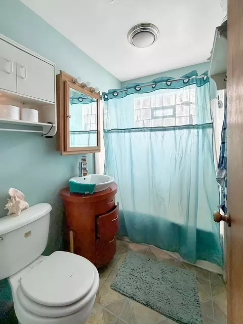 Bath - 807 E Illinois St, Freeport, IL 61032 photo 1 of 1