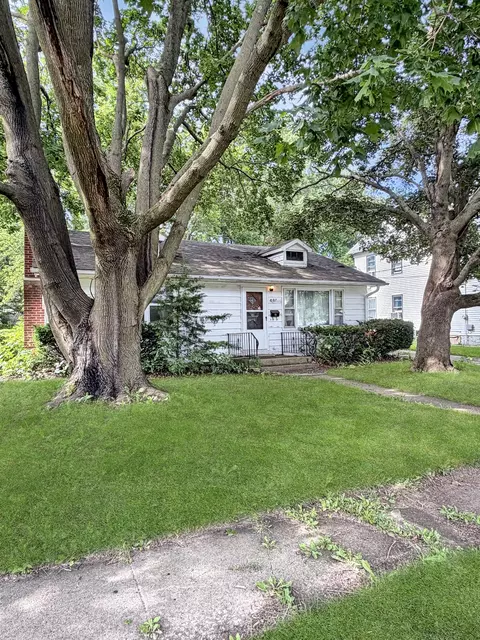 807 E Illinois St, Freeport, IL 61032