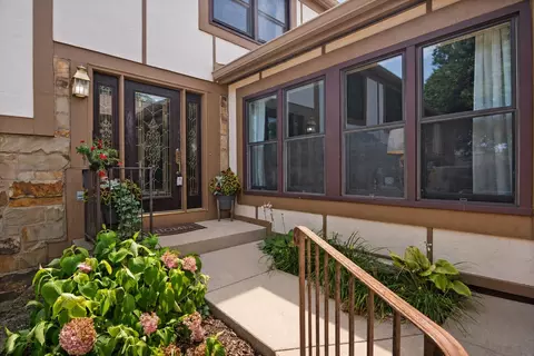 1054 Oakview Dr, Wheaton, IL 60187 photo 1