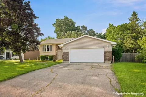 2494 Forest View Rd, Lindenhurst, IL 60046